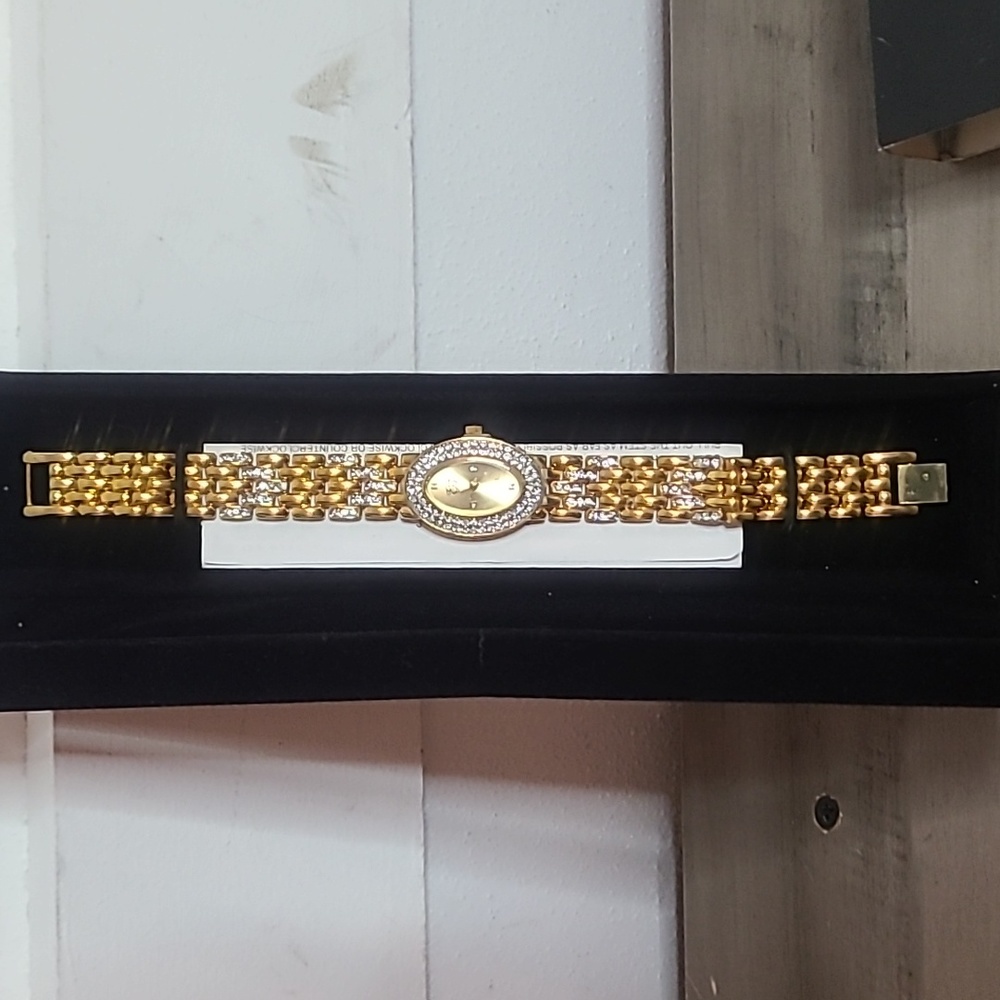 Vintage Elizabeth Taylor White Diamonds Watch Oval Face Gold Tone NWOT